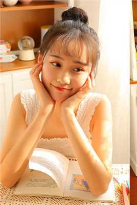 丸子头少女甜美笑容高挑身材