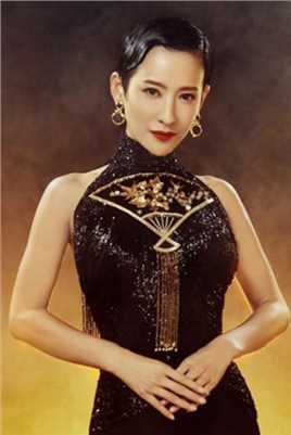 优质郭柯彤黑色绣珠旗袍尽显玲珑曲线图片