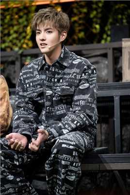 吴亦凡上身巴黎世家套装帅气时尚图片