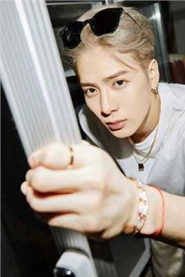 特别专辑王嘉尔玫瑰金发色帅气时尚画报图片