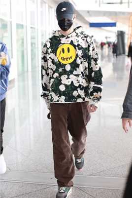 最新赖冠霖机场带口罩超酷卫衣时尚穿搭图片壁纸