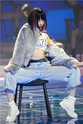 高清在王霏霏《乘风破浪的姐姐》超酷辣妹性感照片中的图集