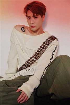 精选王嘉尔性感毛衣露肩锁骨杀图片图册