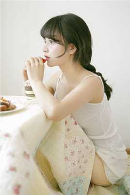 日系风吊带卷发甜美女孩雀斑妆大长腿私拍图