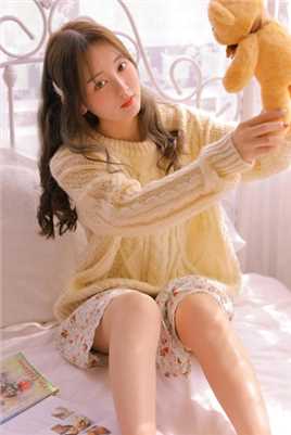 杏眼甜美女孩吊带碎花裙大长腿闺房