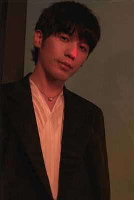 最新白宇黑夜时尚西装型男魅力拍摄图片壁纸