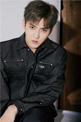 吴亦凡简单黑色牛仔外套时尚穿搭帅气图片