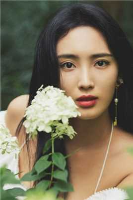 精选古典美女王紫璇性感锁骨诱惑树林中惊艳图册