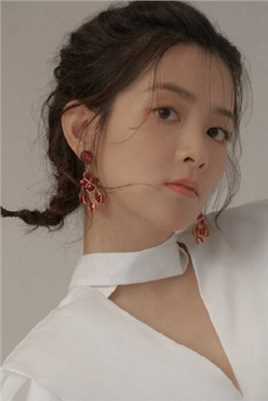 陈昊宇俏皮羊角辫白色裙子少女风时尚