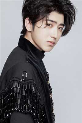 最新蔡徐坤全身黑色时装造型时尚气质摄影图片图集