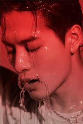 优质王嘉尔时尚杂志封面湿身背心性感腹肌照图片