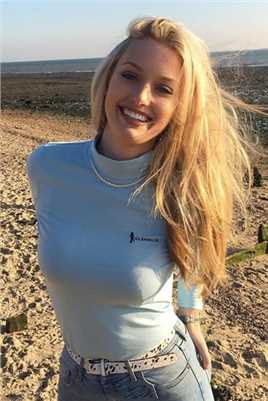 高清英国丰满好身材辣妹性感运动风生活照图集