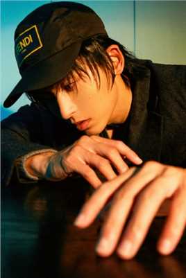 优质张哲瀚冷酷棒球帽街头时尚休闲穿搭图片相册