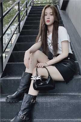 徐紫茵双腿白皙黑色皮裙时尚街拍潮流图片