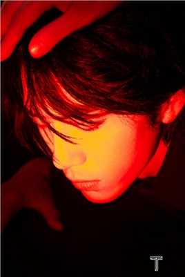 井柏然长发美男黑红色光影时尚大片