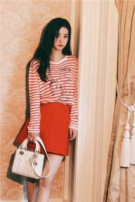 最全赵丽颖红色短裙少女范十足的室内时尚壁纸