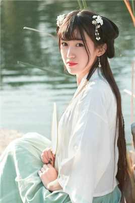 精选清澈湖边丸子头古装美少女友雅清新艺术照图册