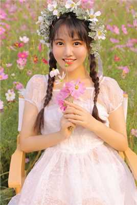 特别专辑头戴花环的甜美女孩花田中油画风艺术照图片