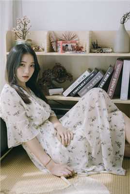 最新淡绿色美甲的温婉甜美女孩薄纱碎花裙艺术照壁纸