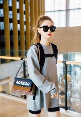 最新戚薇卫衣自行车裤休闲时尚墨镜机场穿搭照图集