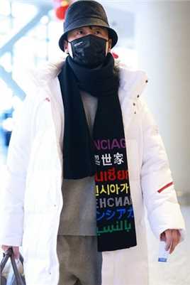 特别专辑雷佳音上海机场白色羽绒服时尚穿搭图片图片