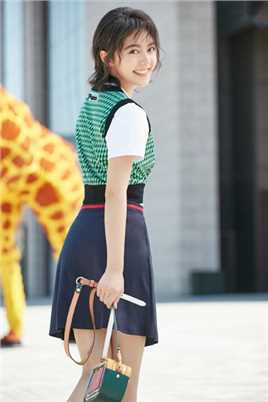 俊俏短发少女赵今麦时尚搭配街拍图片