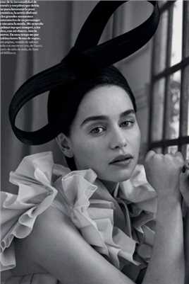 优质英国演员艾米莉亚·克拉克杂志封面性感图片相册