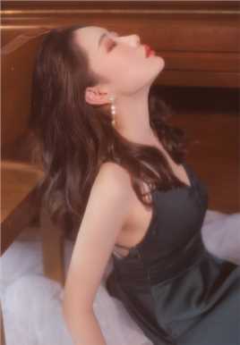 精选朦胧港风卷发成熟美女真丝吊带性感复古私拍图册