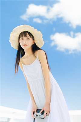 最新蓝天白云下的清纯草帽mm吊带长裙文艺图集