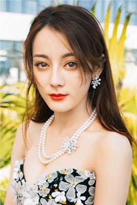 最全迪丽热巴珍珠项链黑色抹胸性感薄纱礼服图片壁纸