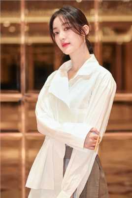 最新纤细高挑美女戚砚笛白衬衫包裙清纯柔美图片图集