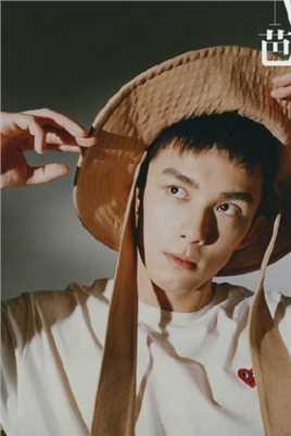 阳光大男孩吴磊时尚芭莎复古美潮杂志照