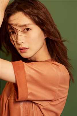 特别专辑江疏影发丝微动温柔皮质短裙时尚代言图片图片