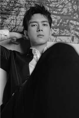 优质李现清爽短发黑外套白衬衫休闲黑白时尚图片图片