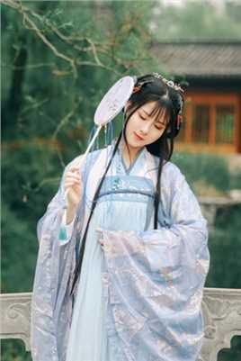 清纯美女汉服户外图片