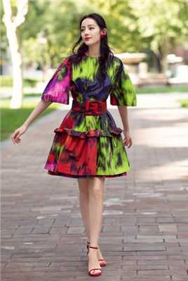 高清迪丽热巴色彩缤纷连衣裙户外时尚街拍图集