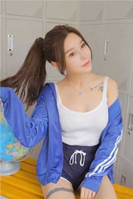 精选白皙美女休息室性感图册