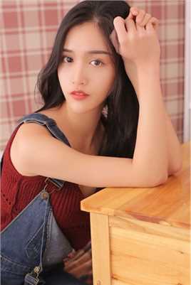 长发美女背带裤性感