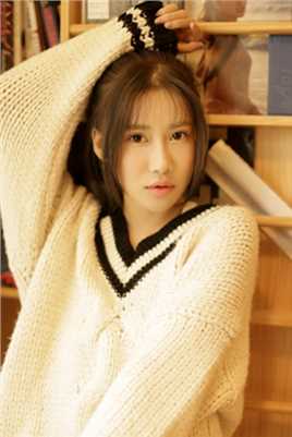 精选嘟嘟唇美女深V针织毛衣性感图册