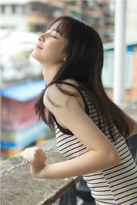 微笑女孩吊带长裙户外清新壁纸