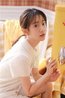 音乐少女白色背带裤甜美图片