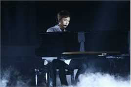 张艺兴(LAY，レイ)演奏舞台性感图片图集