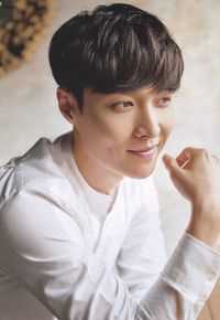 张艺兴(LAY，レイ)《年轻人》杂志