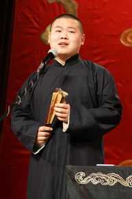 岳云鹏舞台上的前后照片