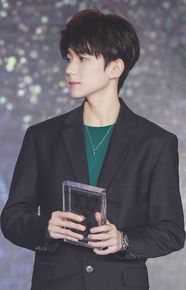 王源(Roy)领奖性感图片图集